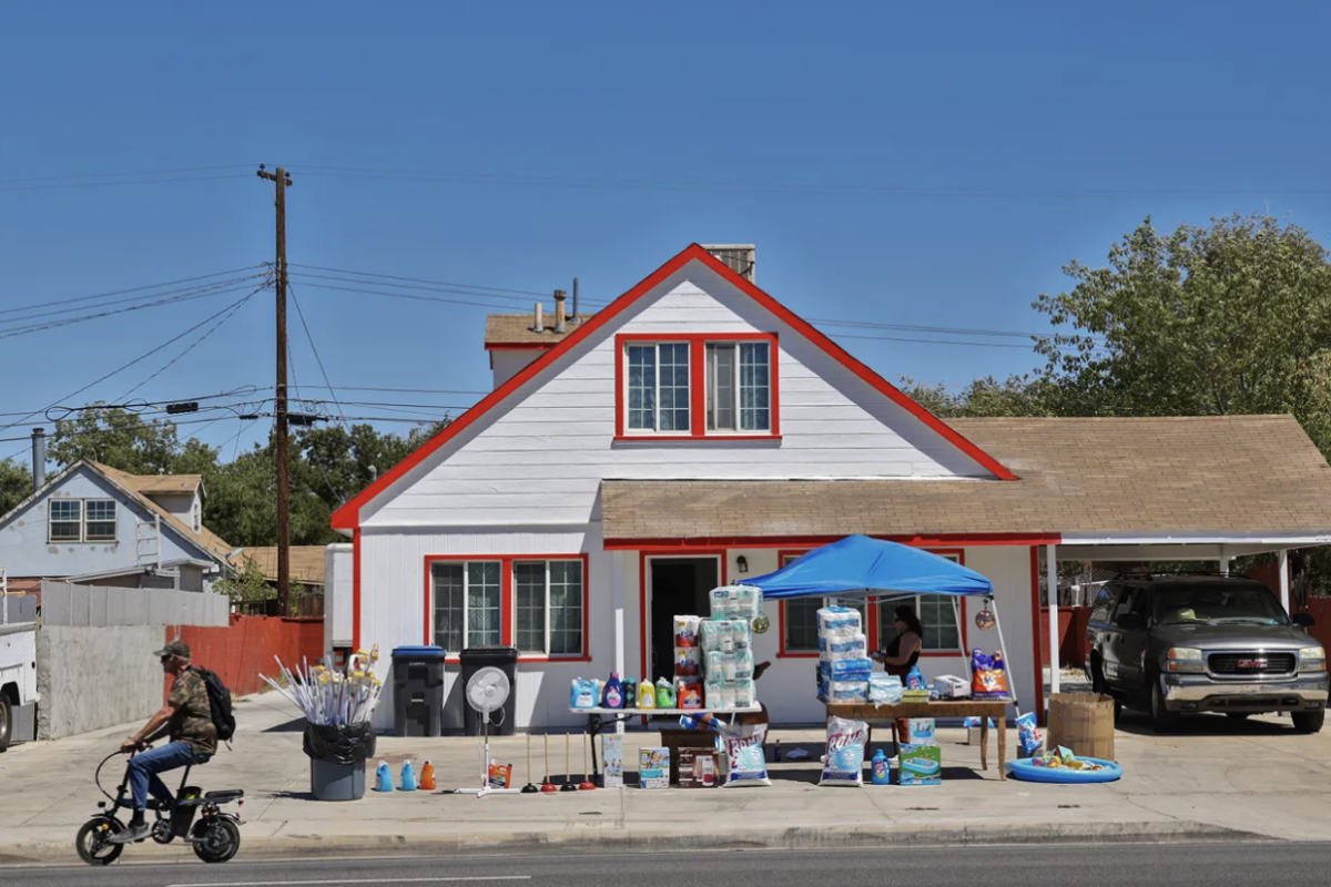 A street vendor sells fans and mini pools in Lancaster on Aug. 15, 2024. Photo by Ted Soqui for CalMatters